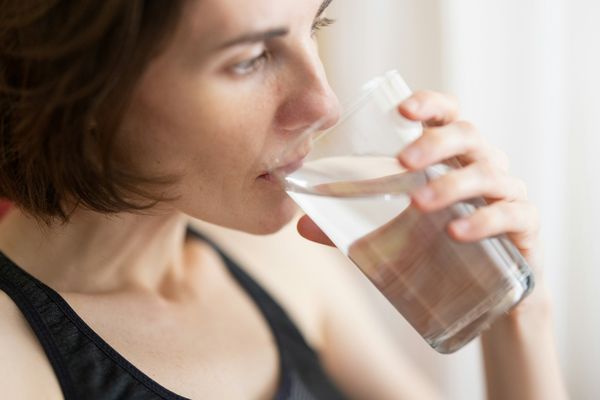 營養師：水腫反而要多喝水　促進體內多餘的鈉排出