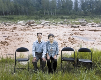 西固镇，64岁的田东林和妻子在洛河边。田东林的3个孩子离家外出打工。