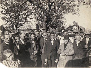 Ds. Izak van der Walt (in die middel met die bril en strikdas) se bevestiging in die Gereformeerde kerk Matlabas, 8 Julie 1932. Ds. Jan Boneschans staan links en ds. Snyman in die middel met die das en bril.