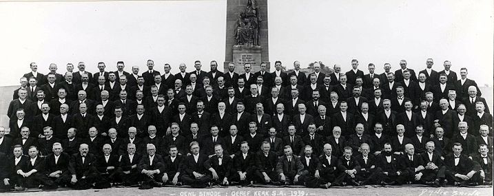 Die Nasionale Sinode van die GKSA van 1939 voor die Vrouemonument in Bloemfontein. Eerste ry: H.S. van Jaarsveld, F.N. Lion Cachet, W.J. Postma, B. de Klerk, H.J. Venter, J. van Rooy, P.W. van der Walt, P.G.W. Snyman. Tweede ry: N.H. van der Walt, J.G.H. van der Walt, D. Postma, dr. J.D. Du Toit, J.A. van Rooy, dr. C.J.H de Wet, dr. S.O. Los, dr. J.P. Jooste, J.V. Coetzee, I.D Kruger, J.C. van der Walt. Derde ry: J.P. van der Berg, G.H.J. Kruger, A.L Aucamp, M. Postma, J.M. de Wet, I.J. Lessing. Vierde ry: Jacs van Rooy, J.L. de Bruin, J.A. Schutte, A. Postma, E.L.J. Venter, D.G. Venter, J.L. Vorster, T.T. Spoelstra, Derk Rumpff, H. du Plessis. Vyfde ry: dr. B.J. de Klerk, P.J. de Klerk, J.J. Venter, J.H. Boneschans, L.S. van der Walt, S. du Toit, J.F. du Plooy, A.S.E. Yssel. Sesde ry: H.F.V. Kruger, P.J.S. de Klerk, D.N. Kotze, W.J. Snyman, W.F. Venter, S.P. van der Walt, J.W.J. van Ryssen, N.J. Snyman, B.R. Krüger, D.J. van der Walt.