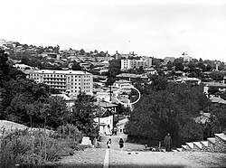 İşğaldan öncə çəkilmiş Şuşa şəhərinin fotosu, Süleyman Sani Axundovun evi dairədə göstərilmişdir.