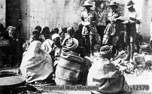 Novembre de 1918. Un oficial britànic interroga els habitants d'un poble capturat durant l'avanç