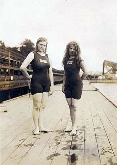 Fanny Durack (balra) és Mina Wylie 1912-ben, a stockholmi olimpián