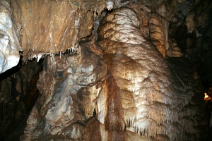 מערות קליפורניה (California Caverns), מחוז קלאוורס בקליפורניה, אחת מהמערות הרבות השוכנות למרגלות רכס הסיירה נבדה