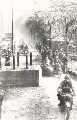 Saksalaisjoukot ylittämässä rajaa Luxemburgin puolelle Schuster-linjan kautta.