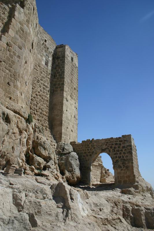 Imatge de la muralla i la porta exterior