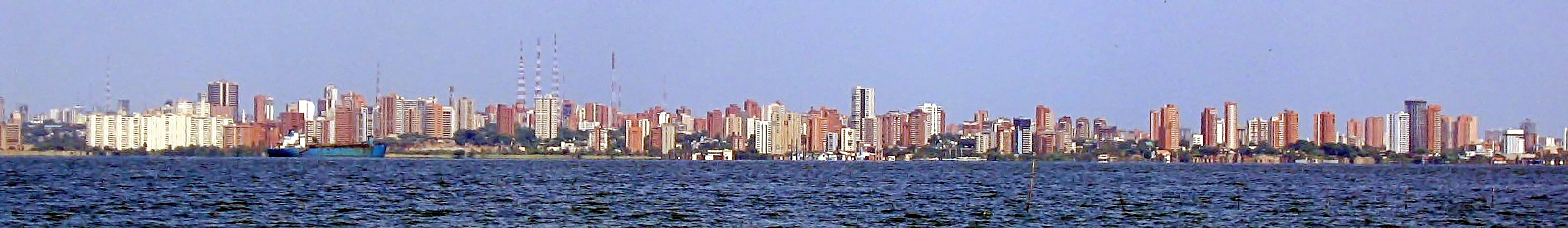 Panorama grada s jezera Maracaibo