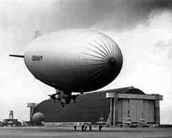 Un dirigeable à enveloppe souple de l'US Navy sur la base de Santa Ana en 1943.