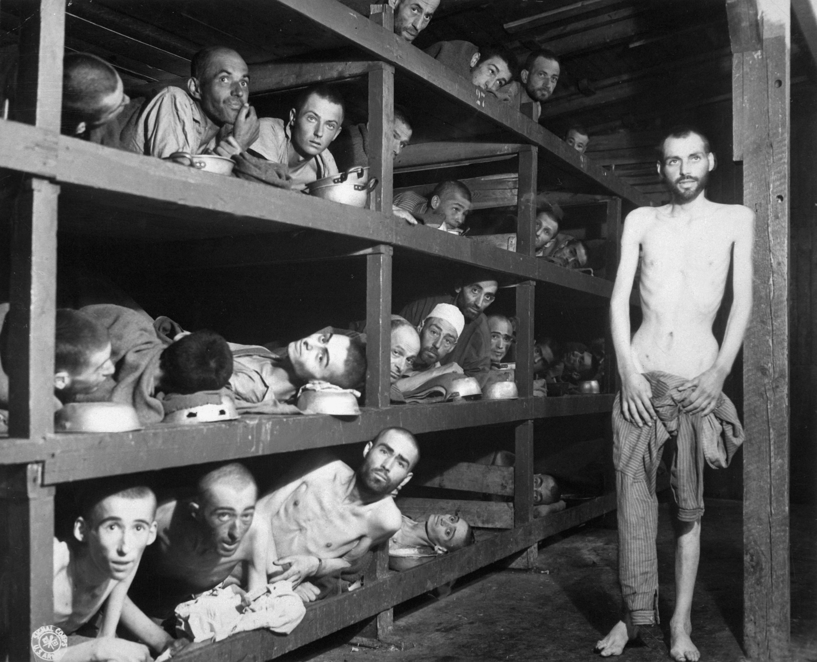 Mel Mermelstein nel campo di concentramento di Buchenwald in una fotografia scattata nell'aprile 1945, cinque giorni dopo la liberazione da parte delle forze armate statunitensi.[1]