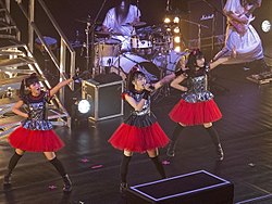 Det japanska kawaiimetalbandet Babymetal är inspirerade av lolitastilen.