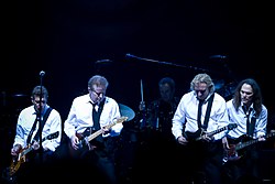 Eagles (kiri ke kanan): Glenn Frey, Don Henley, Joe Walsh, dan Timothy B. Schmit selama Long Road Out of Eden Tour mereka