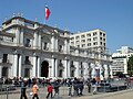 Exhibición de la cápsula Fénix-2 frente al Palacio de La Moneda en Santiago.