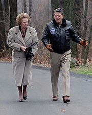 1986年英國首相玛格利特·撒切尔與罗纳德·里根在大衛營散步。