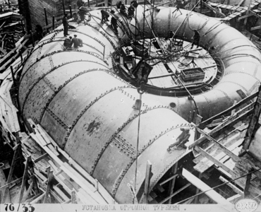 Монтаж спиральной камеры турбины, 1932 год