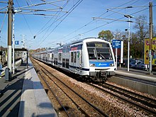 Le train TORE (actuellement TAVA) du RER E arrive en gare de Gretz-Armainvilliers en direction de Tournan.