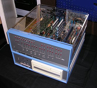 カバーを外したAltairコンピュータ。フロントパネルには2列のLEDと2列のスイッチが配置されている。