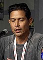 Anthony Ruivivar interpreta Alex Longshadow.