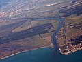 Vista aérea da foz do tipo funil do rio Arno, no mar Tirreno, Itália