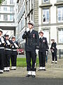 士官用冬服を着用し、布脚絆を履く海軍上等兵曹（中央手前）と海軍少尉（中央奥）左列は男性下士官。後方には女性下士官（一等兵曹）の姿も（2012年7月14日）