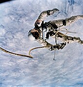 ジェミニ4号で宇宙遊泳をするエドワード・ホワイト。1965年6月
