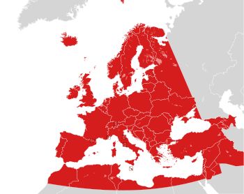 Mapa dos países da Europa, Norte da África e Ásia Ocidental em cinza, com os limites da Área de Transmissão da Europa sobrepostos em vermelho