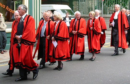 Hovrätts- nämndemän (Jurats) samt kronjurister (de två i kön).