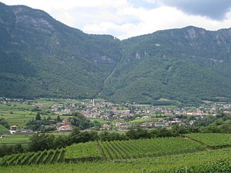 Der Mendelpass von Osten, darunter Kaltern