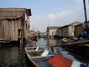 Kind im Slum Makoko in Lagos, Nigeria