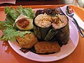 Nasi bakar ayam avec du tempeh et du tofu.