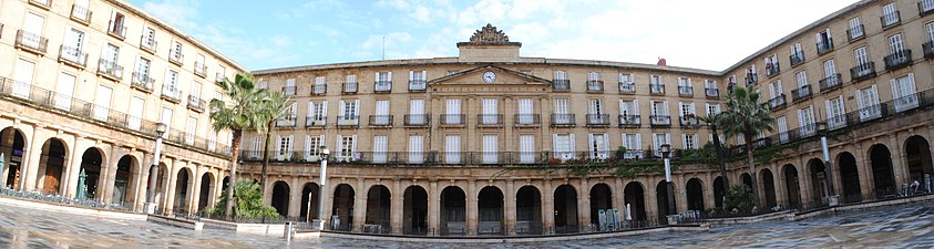 Plazaren ikuspegi panoramikoa, aurrez-aurre Euskaltzaindiaren egoitza dagoelarik.