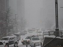 雪のため視程障害が発生した市街地の道路