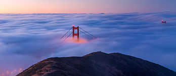 Le pont du Golden Gate à San Francisco, par un matin de brouillard. (définition réelle 4 839 × 2 118)