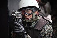 ペルーのアンコン地区で行われた多国籍合同演習に参加するマイクロUZIを構えるアルゼンチン軍の特殊部隊員 （2010年7月19日）