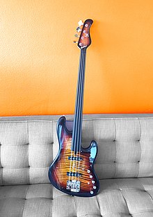 Basse fretless de marque Mayones dont la touche ne présente ni repère ni ligne.