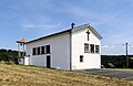 Kapelle Notre-Dame-de-l'immaculée am Friedhof mit separatem Glockengestell