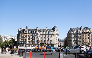 リヨン駅前ルイ＝アルモン広場 (Place Louis-Armand) から見るディドロ大通り (Boulevard Diderot) と(中央建物間の)エミル＝ジルベール通り (Rue Émile-Gilbert)