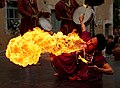 Cracheur de feu de la troupe Jaipur Maharaja Brass Band