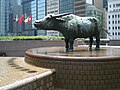 Un búfalo del escultor inglés Elisabeth Frink está situado en Exchange Square, septiembre de 2007