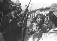 第2次ニカラグア内戦時のコントラ兵士。アメリカによって供与されたUZIを持つ(写真左)。 （1979年6月 - 7月ごろ）