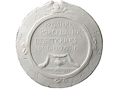 Médaillon Première porcelaine des terres du Limousin, biscuit de porcelaine dure, Limoges, 1771.
