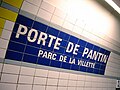 Signalétique du Métro de Paris par Adrian Frutiger, fondée sur la fonte Univers.