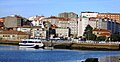 Edificio de piedra del Gremio de Mareantes a la derecha