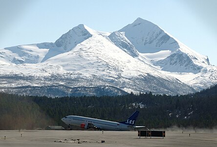 Bild tagen från Bardufoss centrum av landningsbanan på Bardufoss flygplats (omkring 500 meter från centrum), där en SAS Boeing 737 startar