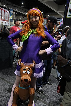 Cosplay de Daphne avec Scooby-Doo à la Comic-Con de 2019.