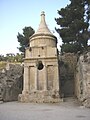 Tomba d'Absalom, a Jerusalem, on sembla que va ser enterrat Zacaries, i on, el 2003 va ser trobada la inscripció: "Aquesta és la tomba de Zacaries, el màrtir, el sant prevere, el pare de Joan"