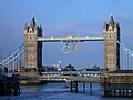 Tower Bridge med dei olympiske ringane under sommar-OL 2012.