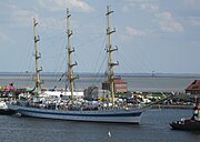 Großer Hafen in Wilhelmshaven, dahinter Südstrand, Leuchtturm Arngast, Südostufer des Jadebusens