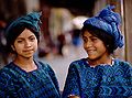 5 avril 2007 Deux jeunes filles souriantes à Chichicastenango.