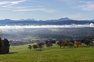 Die Gemeinde Fornach aus Blickrichtung der Aussichtsplattform mit einer Nebelbank über dem Vöcklatal