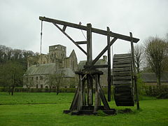 Reconstitution d'une grue médiévale devant l'abbaye.